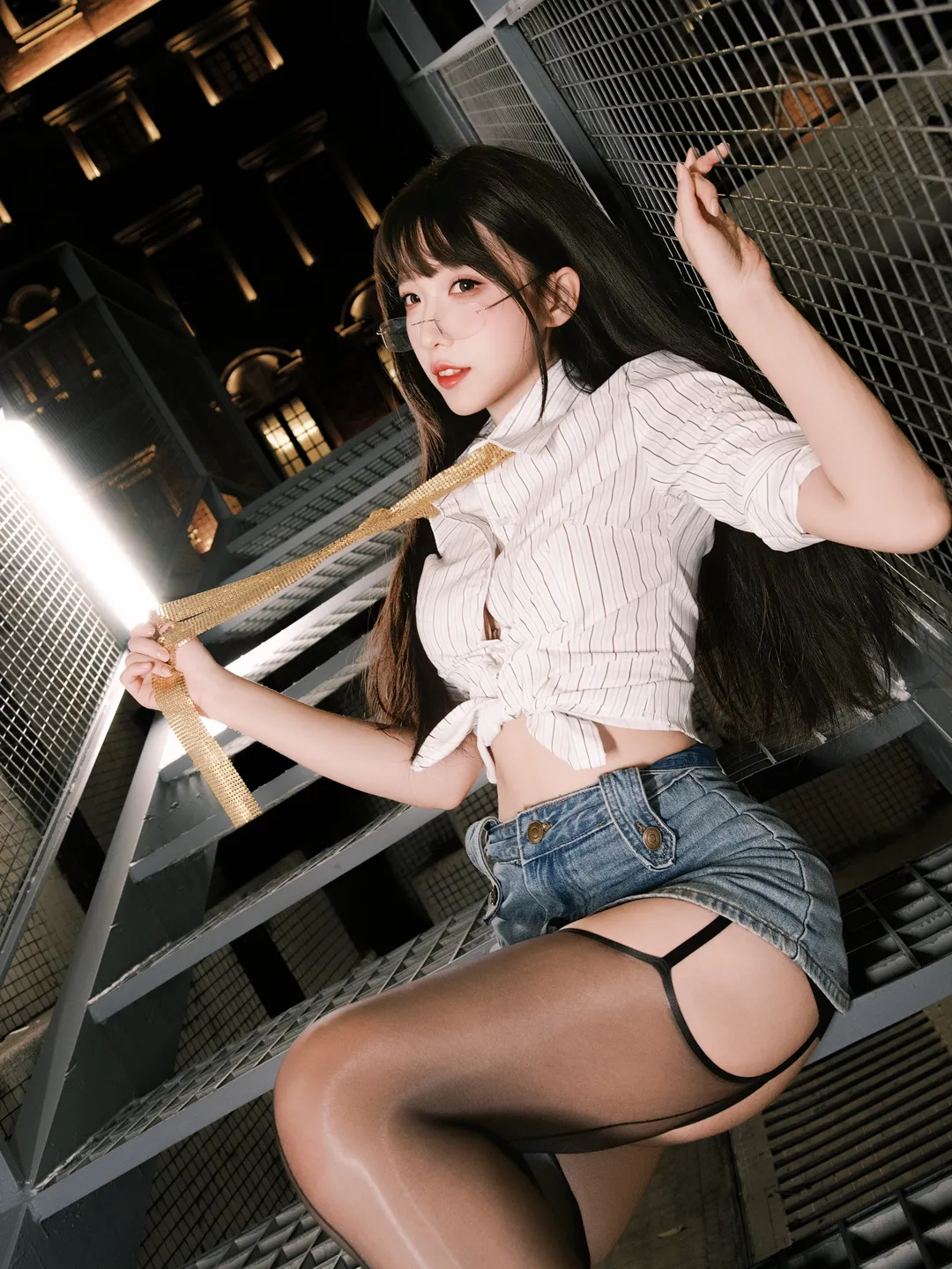 外滩夜景与工业风交织的秘书制服主题写真 - 第 9 张