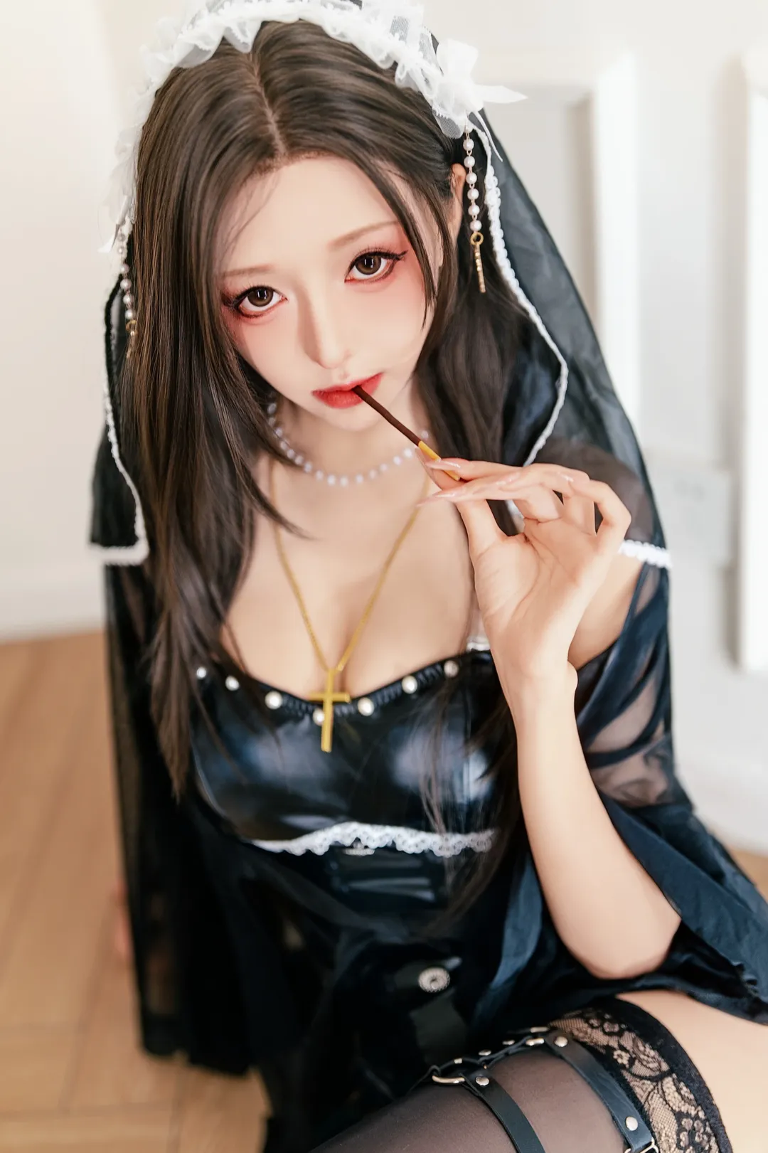 暗黑系修女风穿搭，黑金碰撞的神秘与迷人 - 第 2 张
