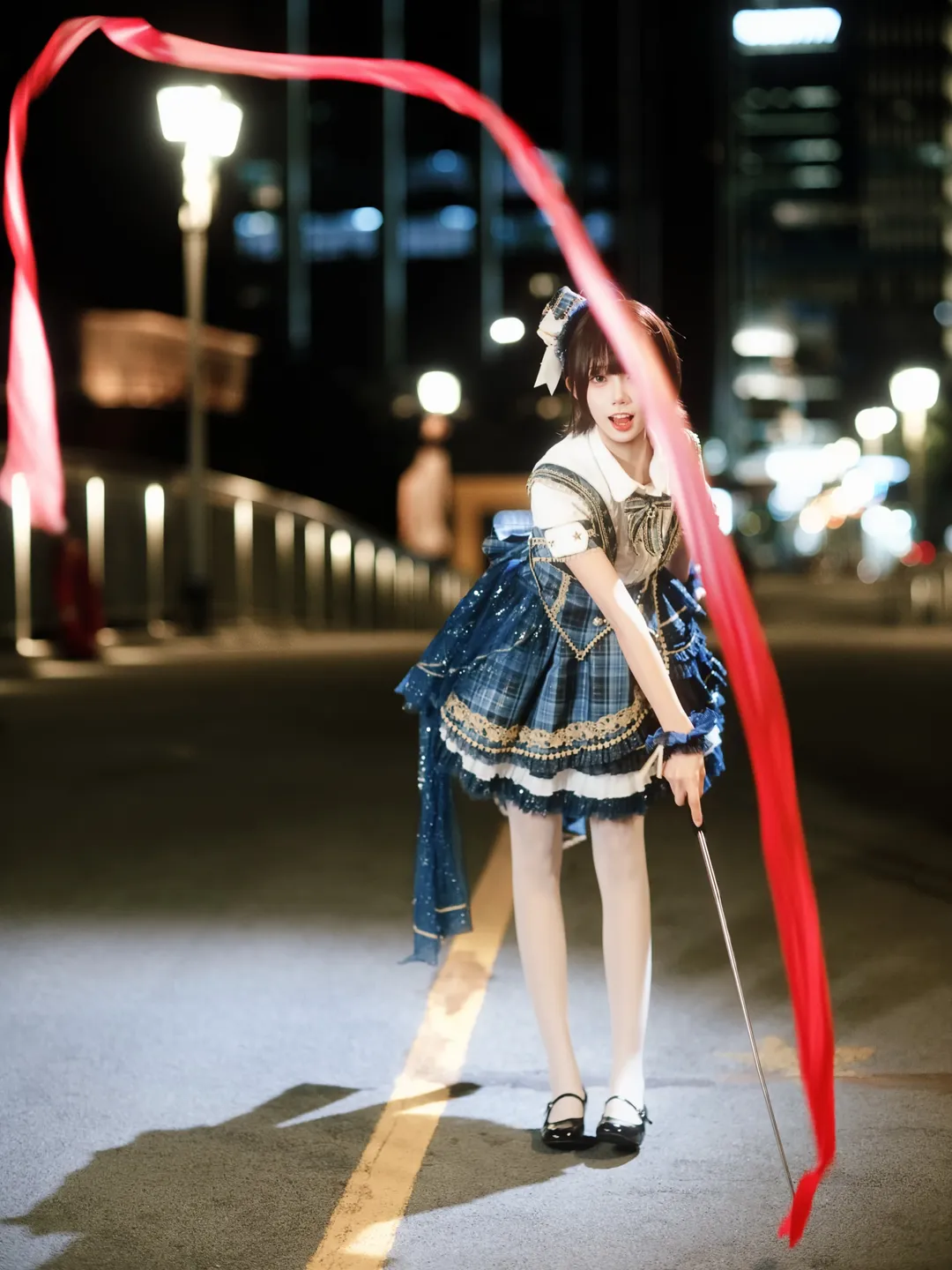 夜晚街头的蓝色格子打歌服，闪光小偶像的舞台时刻 - 第 1 张