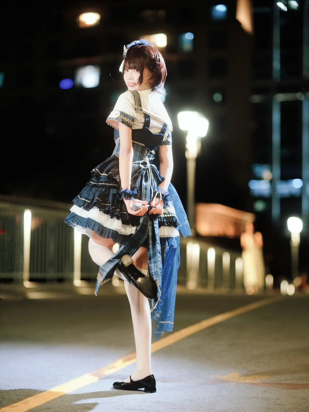 夜晚街头的蓝色格子打歌服，闪光小偶像的舞台时刻 - 第 10 张