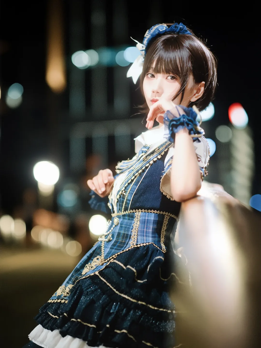夜晚街头的蓝色格子打歌服，闪光小偶像的舞台时刻 - 第 12 张