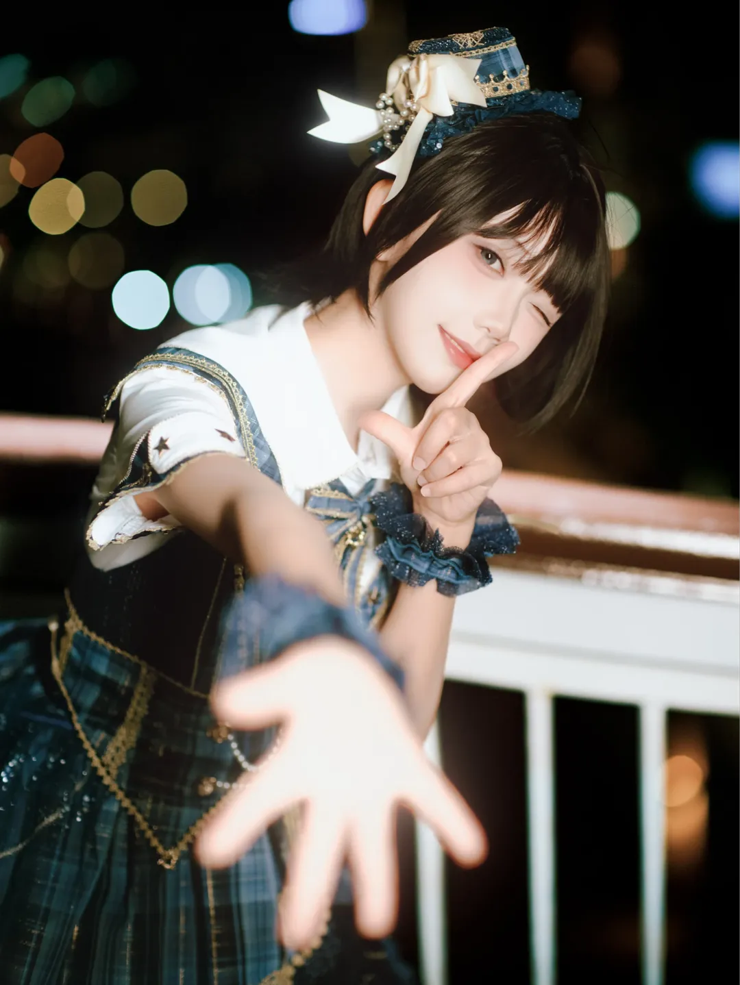 夜晚街头的蓝色格子打歌服，闪光小偶像的舞台时刻 - 第 16 张