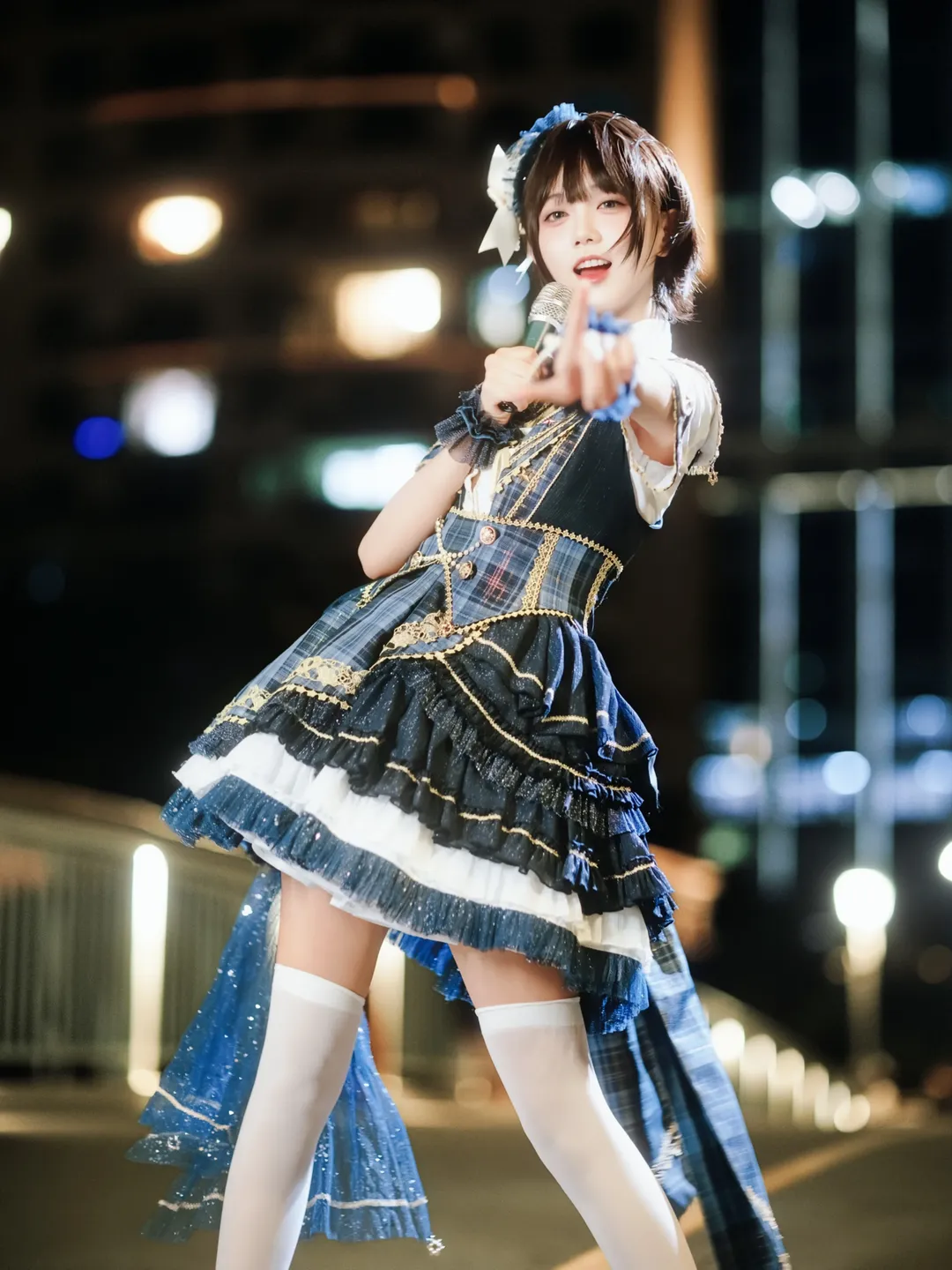 夜晚街头的蓝色格子打歌服，闪光小偶像的舞台时刻 - 第 3 张