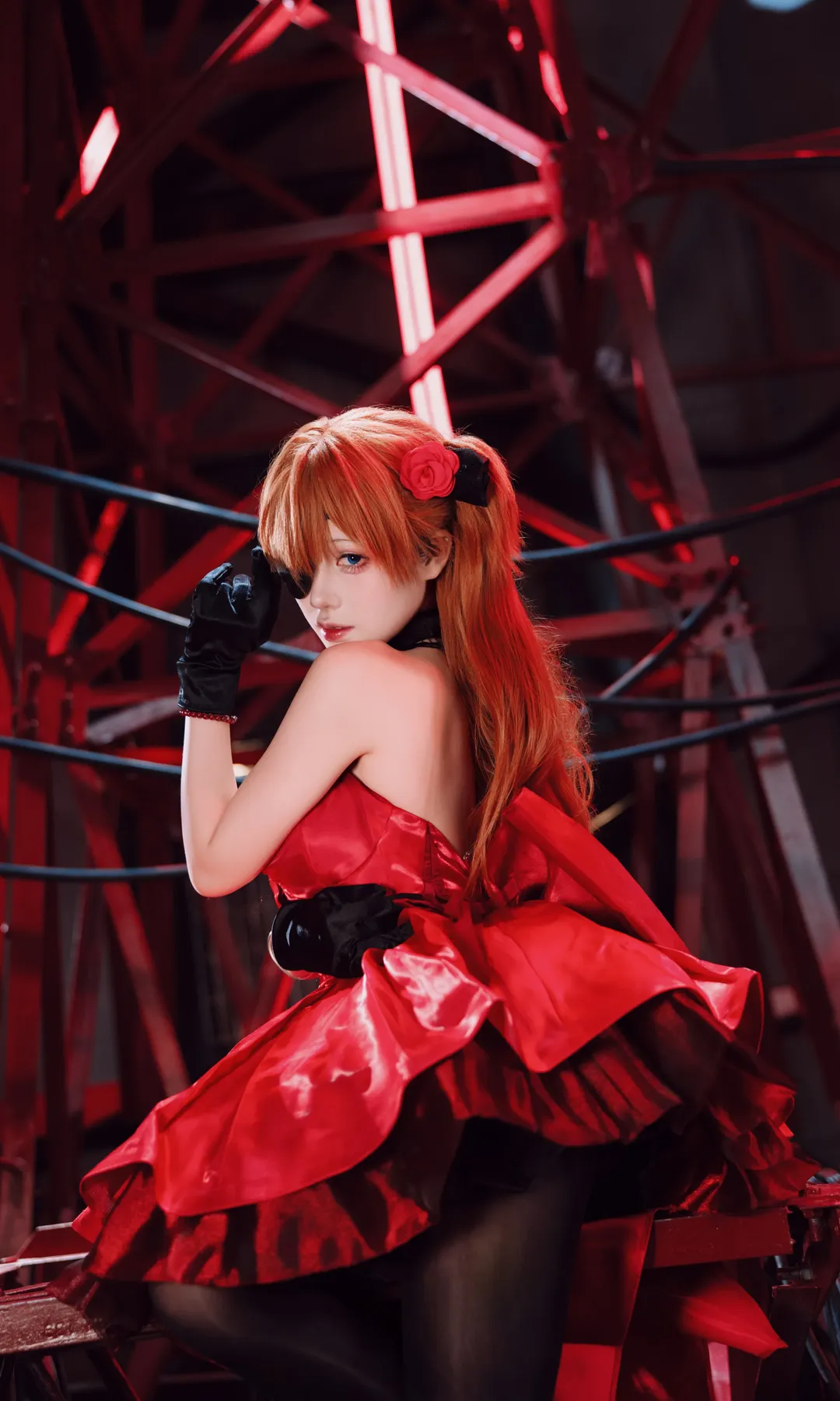 【明日香cos】Nikke勝利女神聯動的紅裙工業風正片 - 第 2 張
