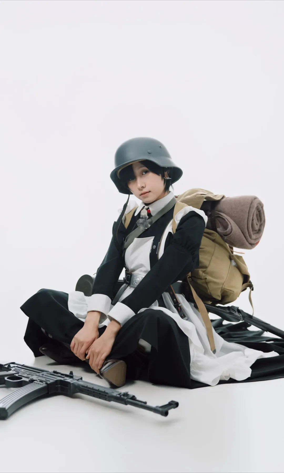 戰術女僕戰地風cosplay，累了就地休息一下 - 第 8 張