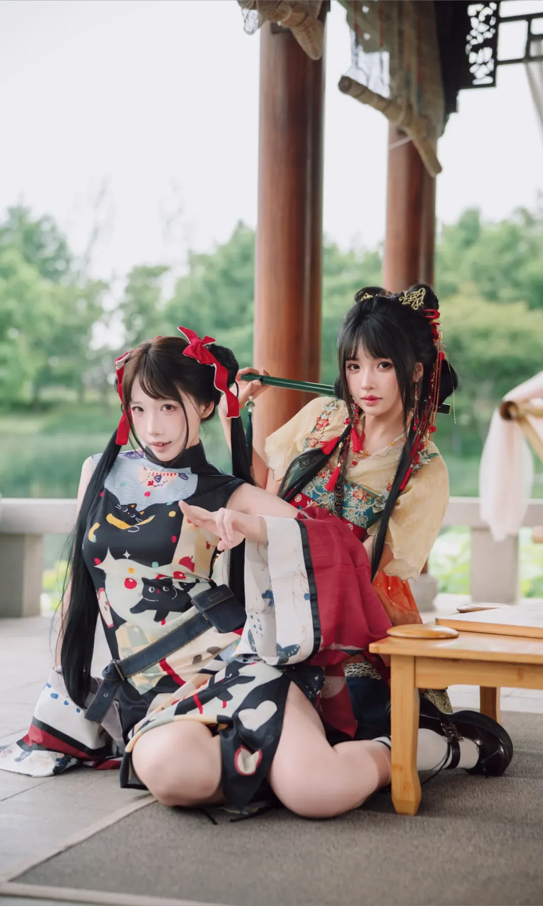 在园林里和师妹对弈赏花的古风写真 - 第 1 张