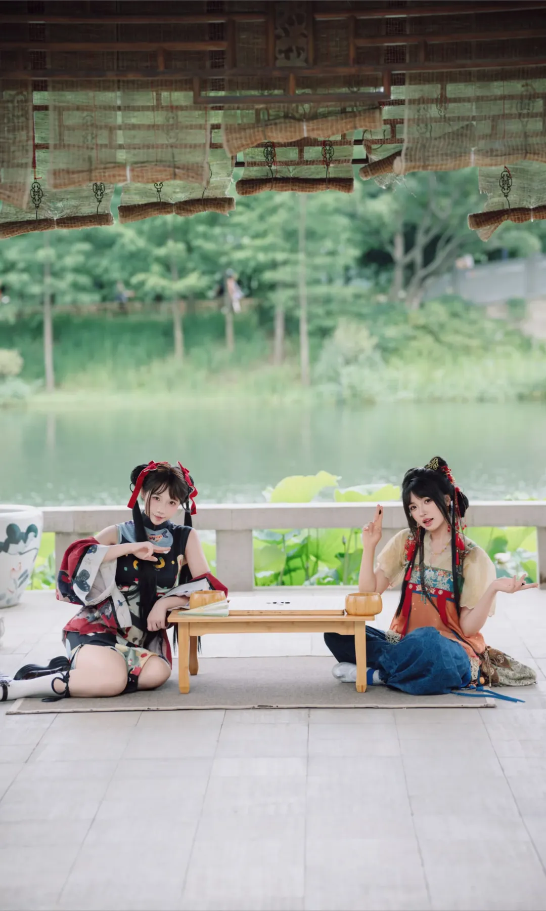 在园林里和师妹对弈赏花的古风写真 - 第 3 张