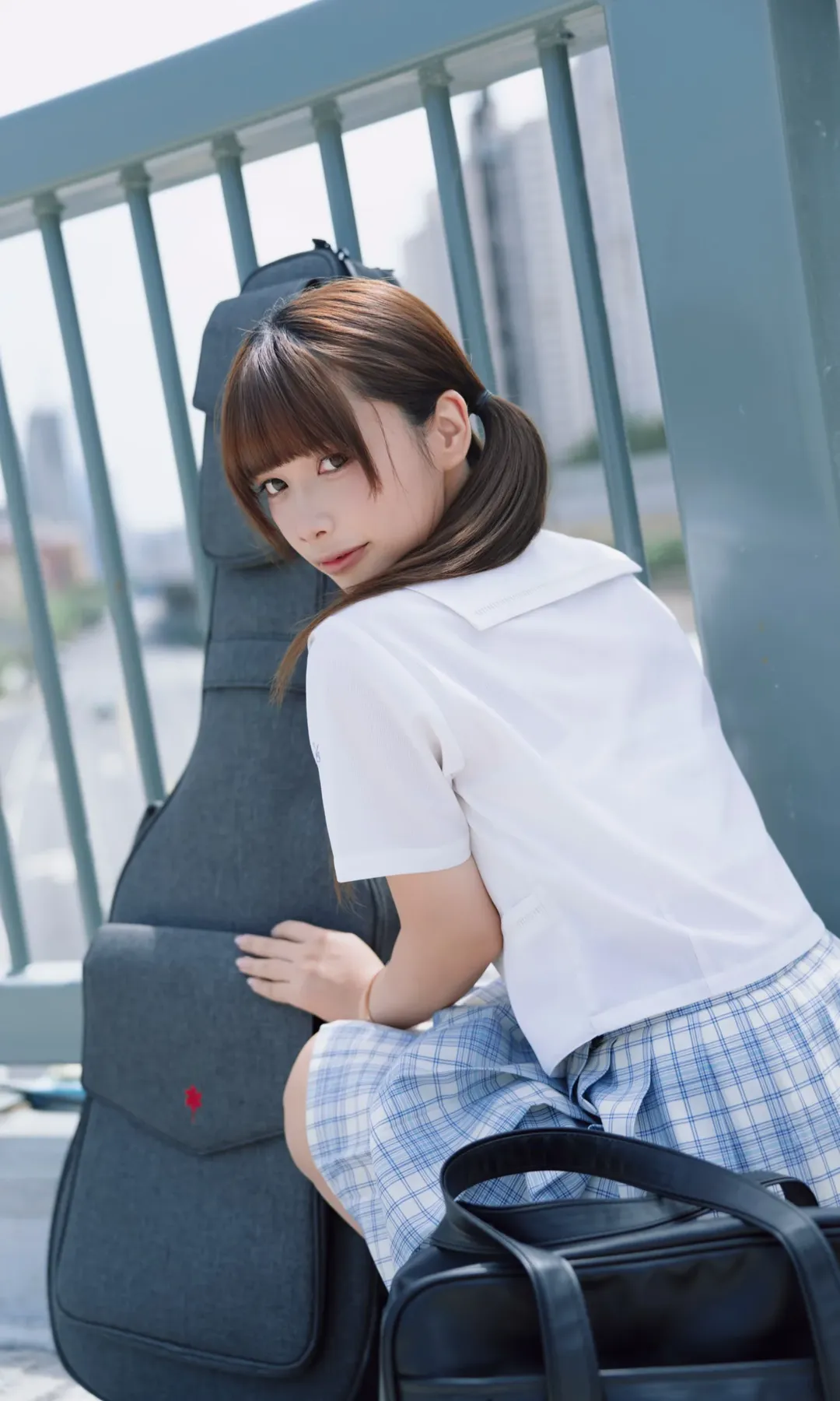 白衬衫与蓝白格裙，定格天桥上的元气少女时光 - 第 4 张