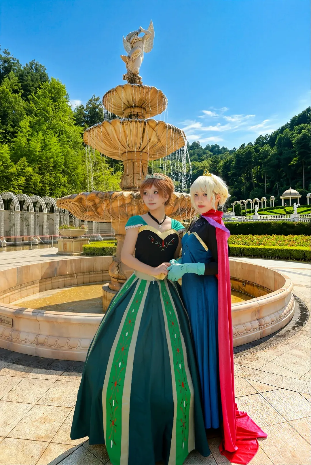 艾莎與安娜的冰雪奇緣cos，在噴泉邊定格魔法瞬間 - 第 1 張