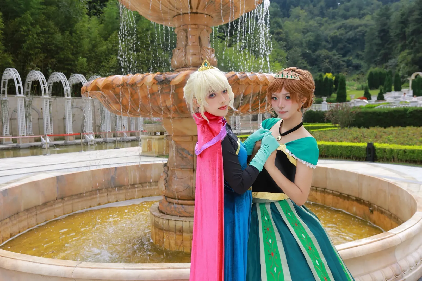 艾莎與安娜的冰雪奇緣cos，在噴泉邊定格魔法瞬間 - 第 2 張