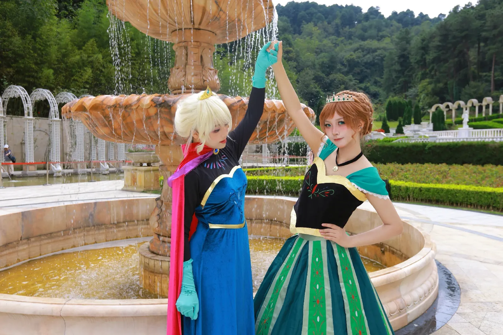 艾莎與安娜的冰雪奇緣cos，在噴泉邊定格魔法瞬間 - 第 3 張