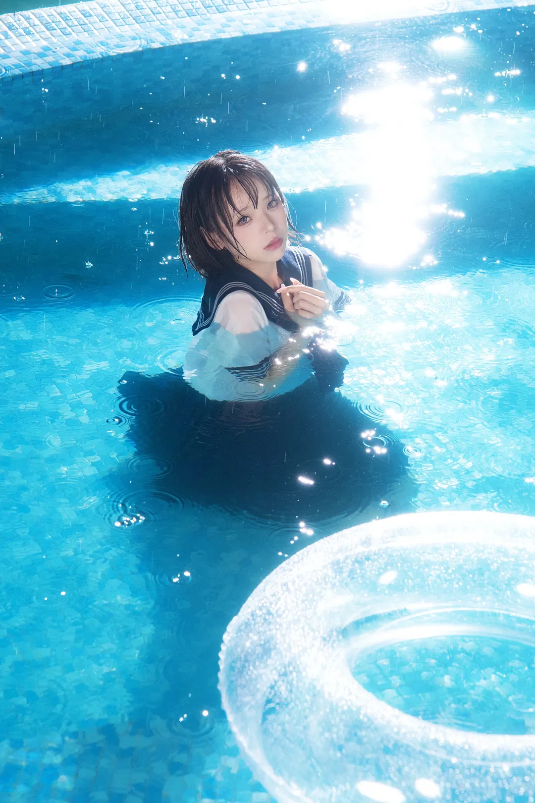 恋如雨止 雨中的泳池水手服JK写真 - 第 1 张
