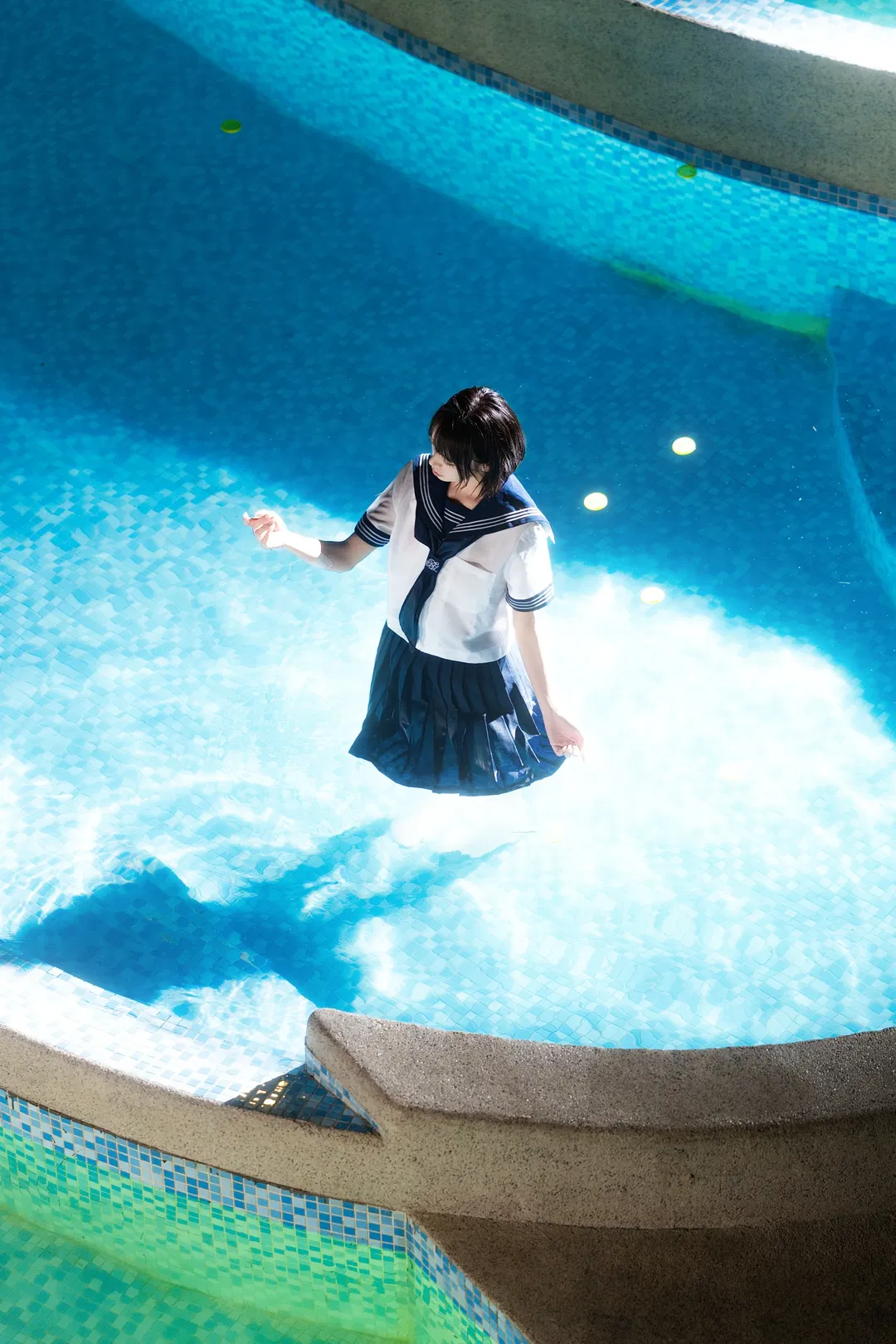 恋如雨止 雨中的泳池水手服JK写真 - 第 2 张