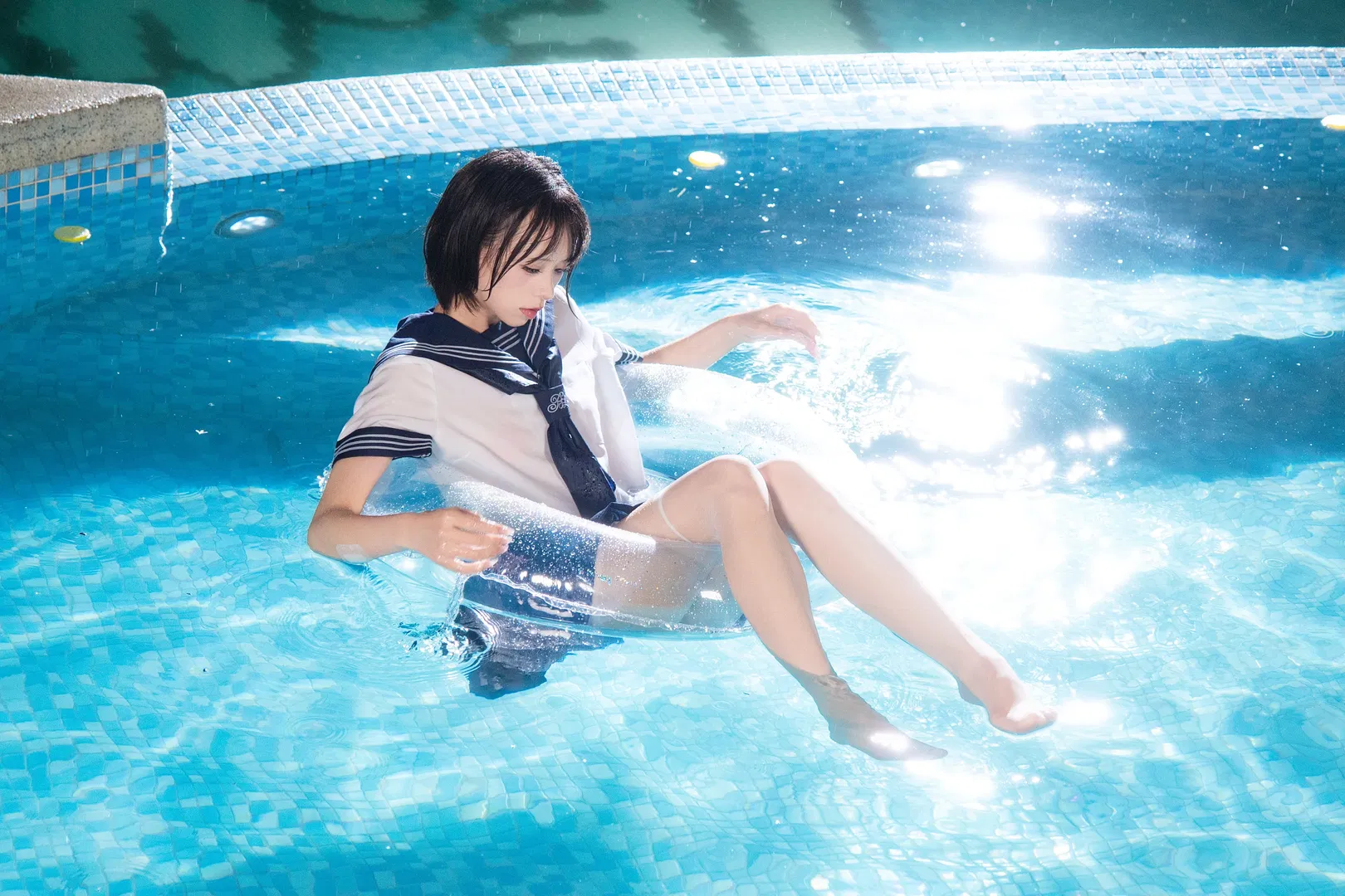 恋如雨止 雨中的泳池水手服JK写真 - 第 3 张