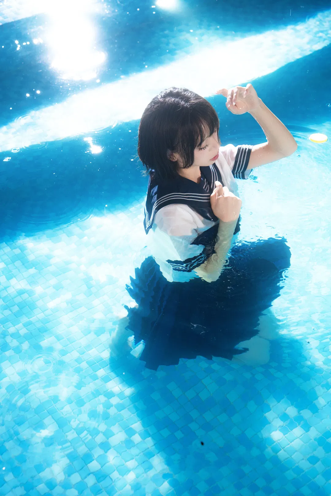 恋如雨止 雨中的泳池水手服JK写真 - 第 4 张