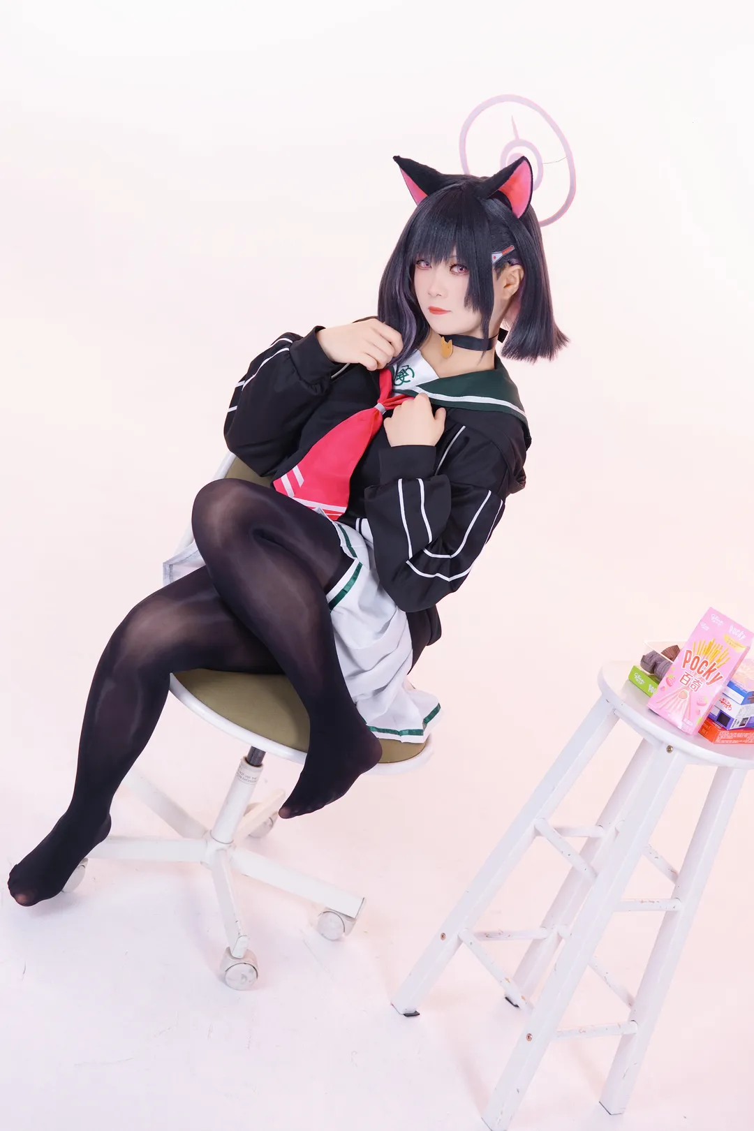 【杏山カズサ コスプレ】ブルーアーカイブ 白スタジオコスプレ写真、黒ストッキングと猫耳のディテールが満載