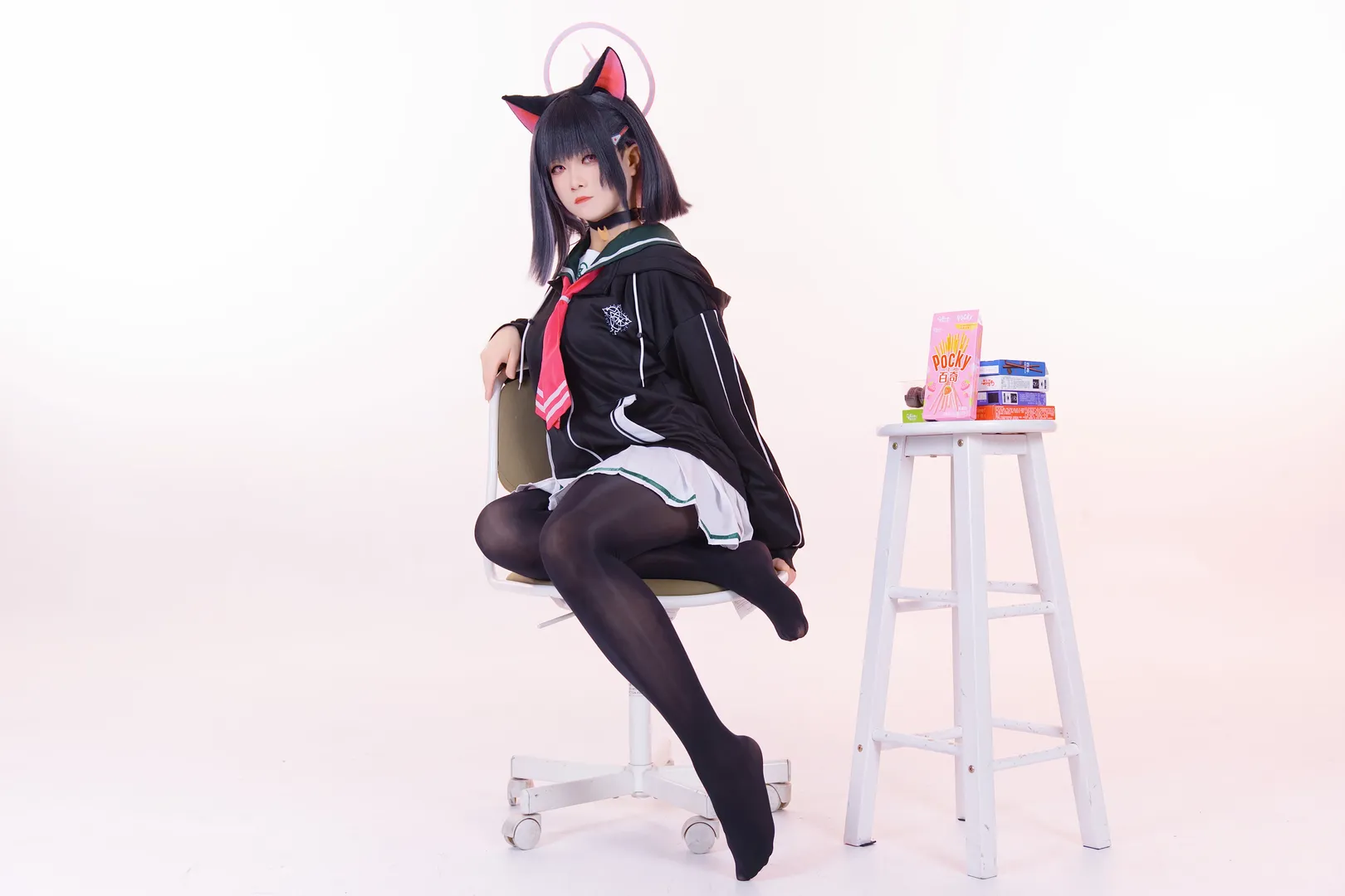 【杏山和纱cos】蔚蓝档案白棚下的慵懒黑丝猫猫 - 第 3 张