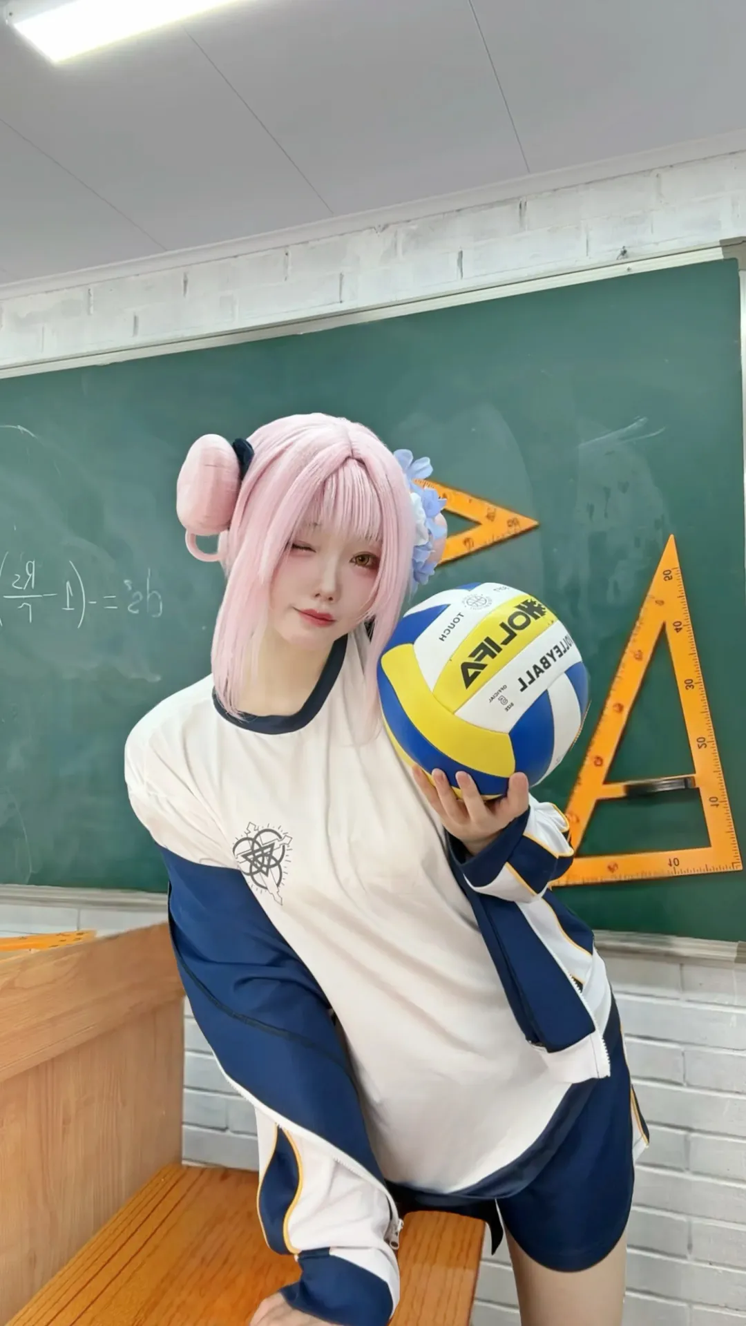 【圣园未花cos】蔚蓝档案体操服，教室里的粉色系排球少女 - 第 4 张