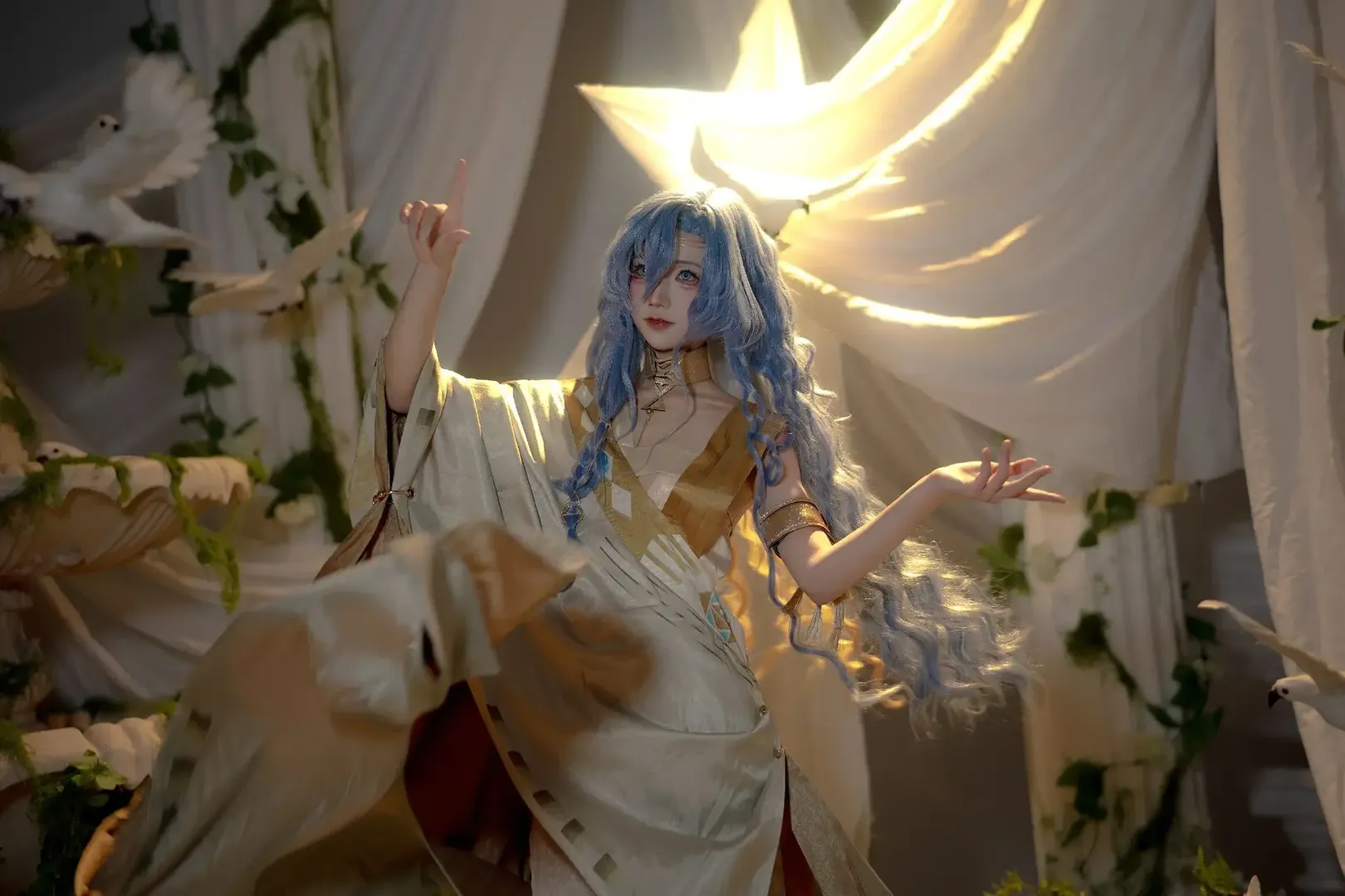 崩坏星穹铁道cos，蓝发金袍的森林神明感写真 - 第 4 张