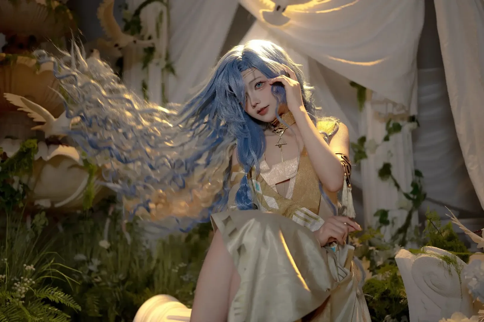 崩坏星穹铁道神明风cos，蓝发金衣的圣洁氛围 - 第 2 张