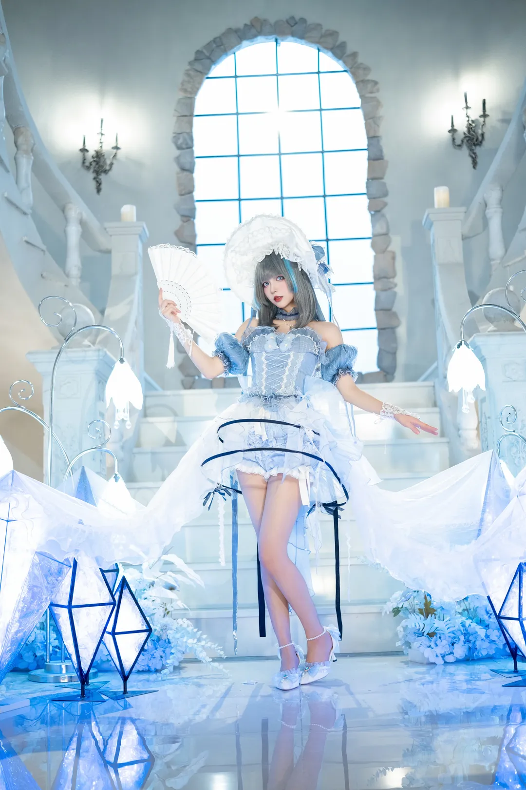 【柴郡cos】穿上这套冰蓝洋装，在阶梯上拍出了清冷梦幻感 - 第 3 张