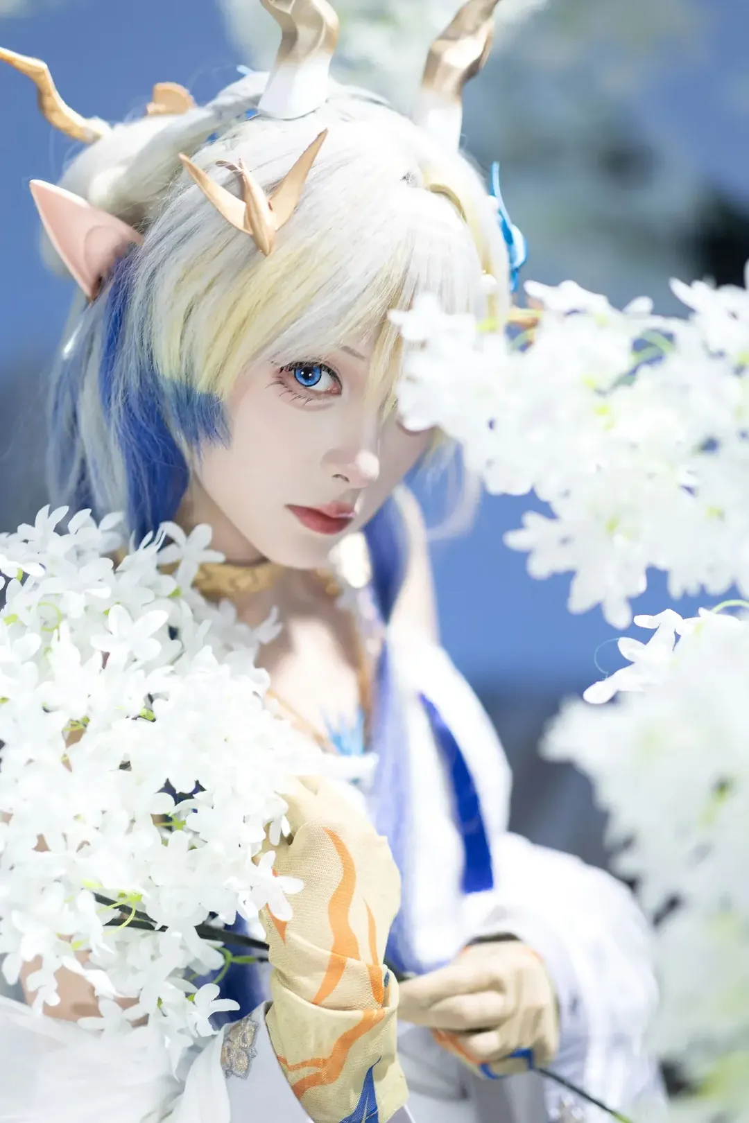 【黍cos】明日方舟音律聯覺 優雅白藍金仙氣造型 - 第 1 張