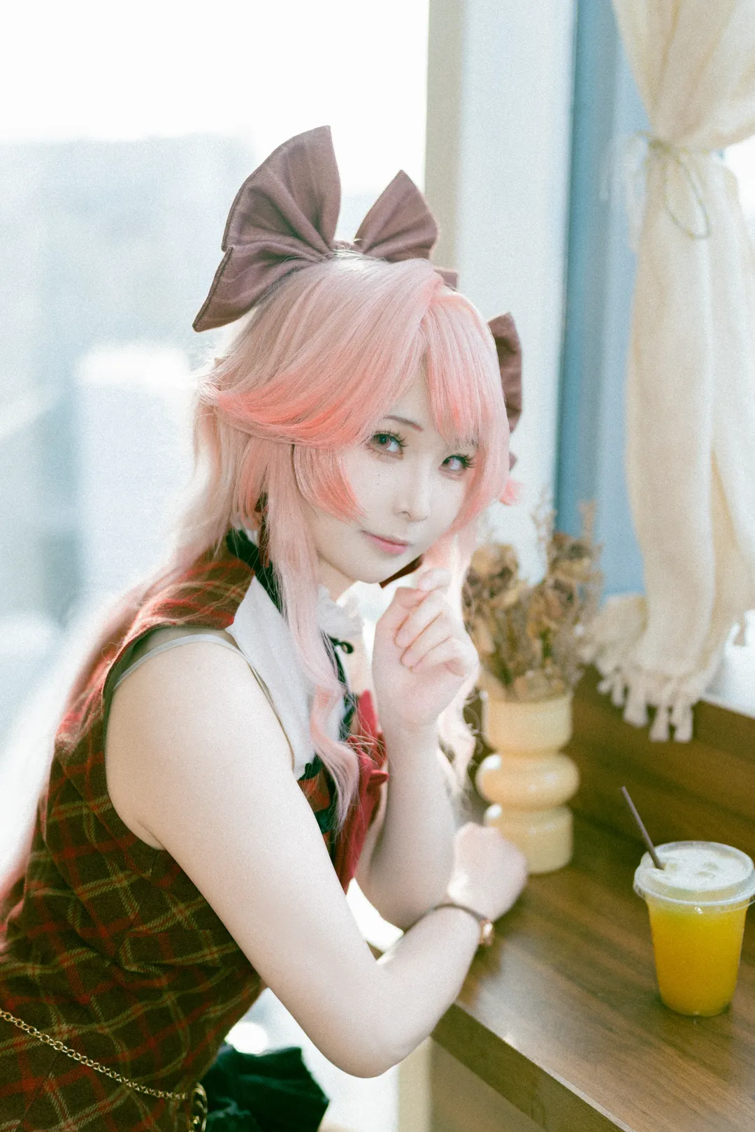 【萌萌香cos】明日方舟的粉色系少女，在窗边喝果汁的慵懒日常 - 第 1 张
