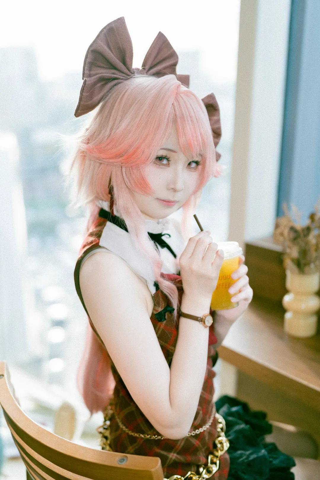 【萌萌香cos】明日方舟的粉色系少女，在窗边喝果汁的慵懒日常 - 第 2 张