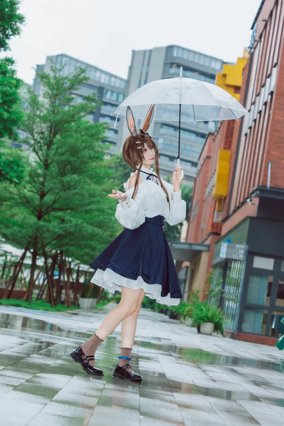 明日方舟阿米娅cos，雨天撑透明伞的街头外景 - 第 1 张