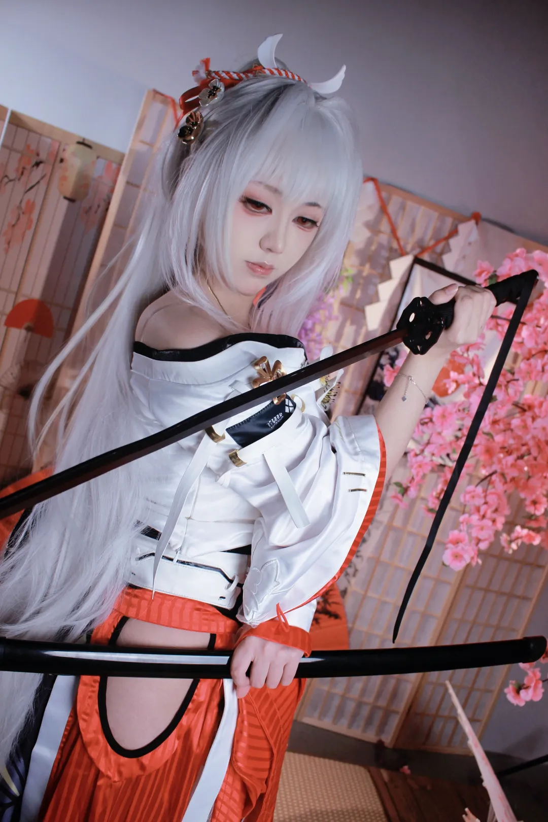 【绯雪cos】鸣潮的绯雪，这套红白和风造型的写真分享 - 第 6 张