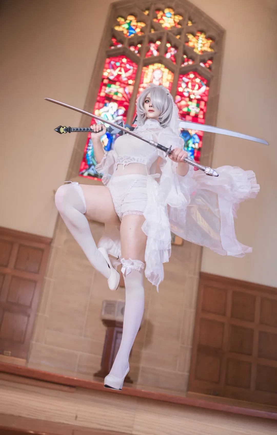 【2b白花嫁cos】尼尔机械纪元，彩色玻璃下的纯白一幕 - 第 1 张