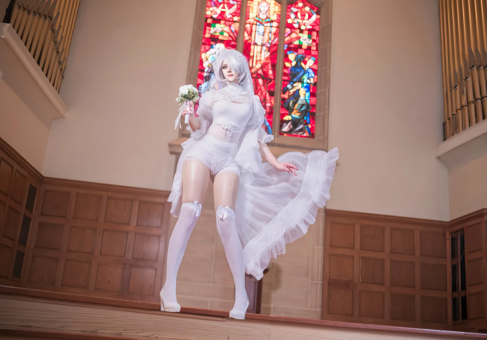 【2b白花嫁cos】尼尔机械纪元，彩色玻璃下的纯白一幕 - 第 2 张