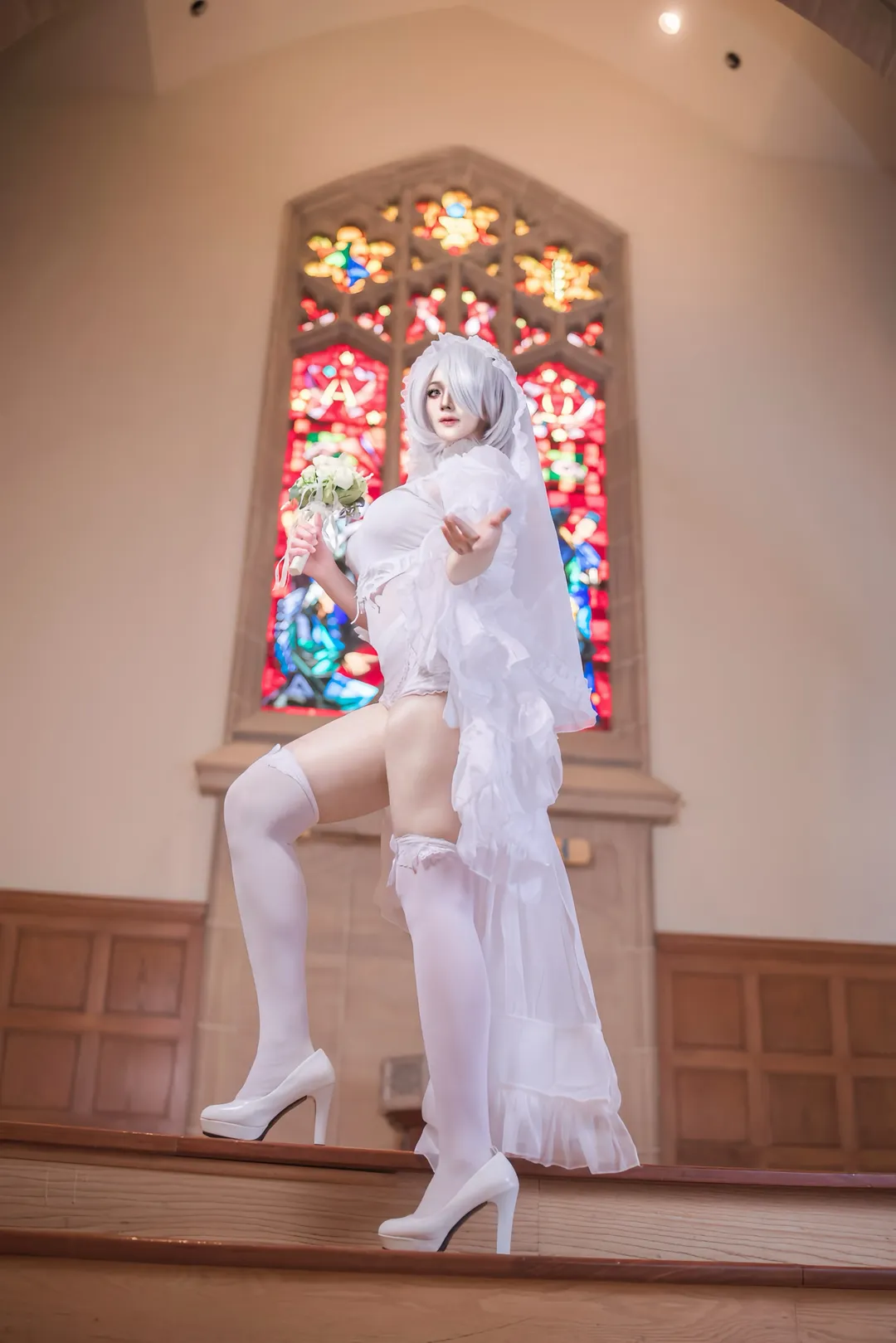 【2b白花嫁cos】尼尔机械纪元，彩色玻璃下的纯白一幕 - 第 3 张