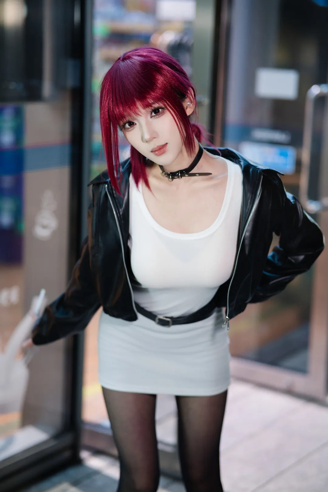【山田小姐cos】躲在超市后门抽烟的两人 - 第 1 张