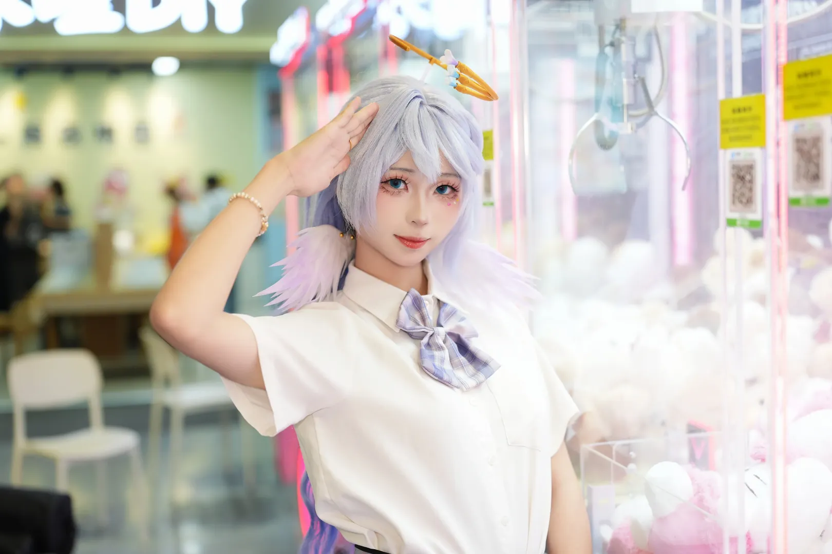 【知更鳥cos】在娃娃機前捕捉崩壞星穹鐵道里的靈動瞬間 - 第 3 張