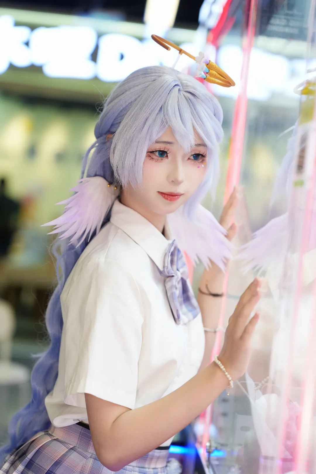 【知更鳥cos】在娃娃機前捕捉崩壞星穹鐵道里的靈動瞬間 - 第 4 張