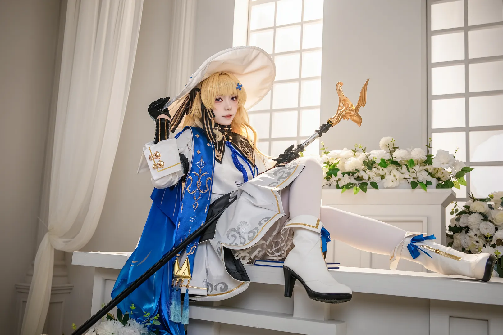 【菲比cos】鳴潮菲比，白藍金配色與魔法書的優雅碰撞