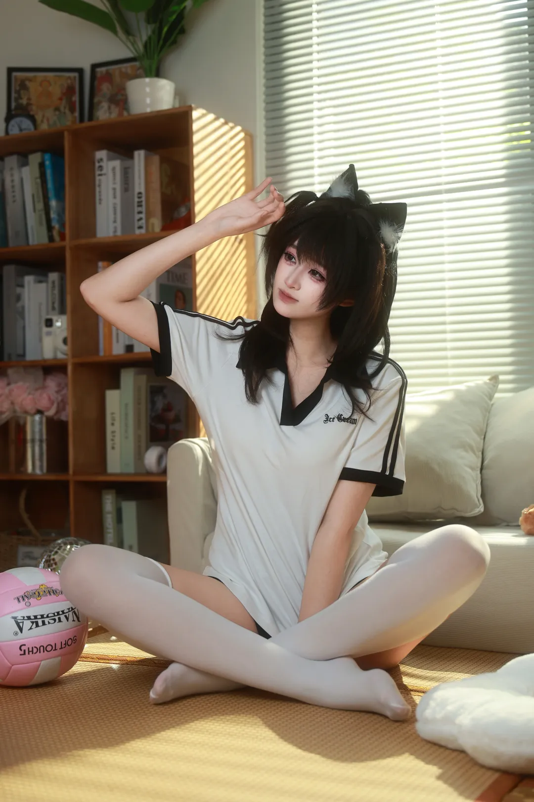 运动服少女的室内棚拍记录，光影与排球的完美结合 - 第 4 张