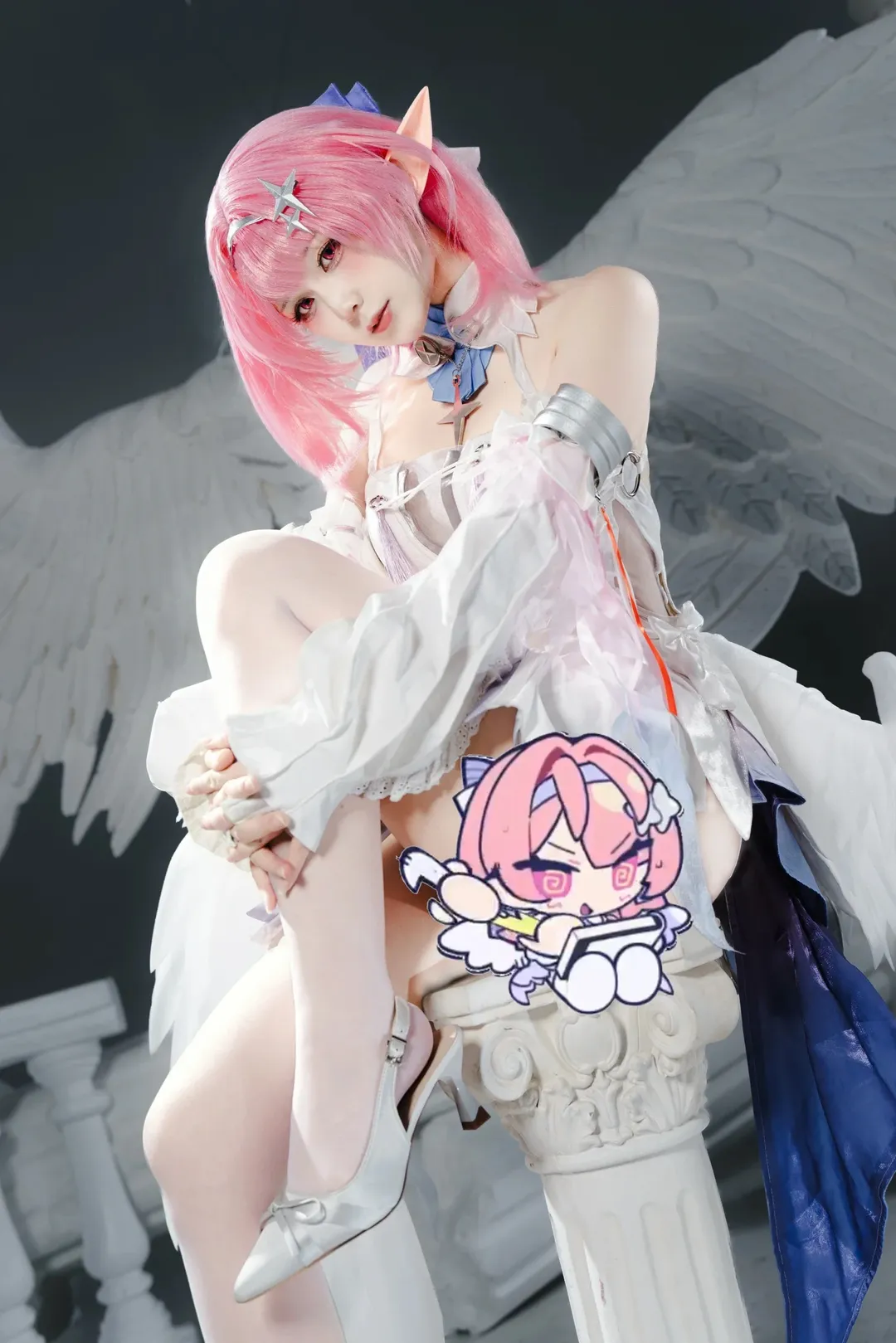 【蕾米埃尔cos】绝区零的粉色精灵，展现纯白羽毛与梦幻回眸 - 第 1 张