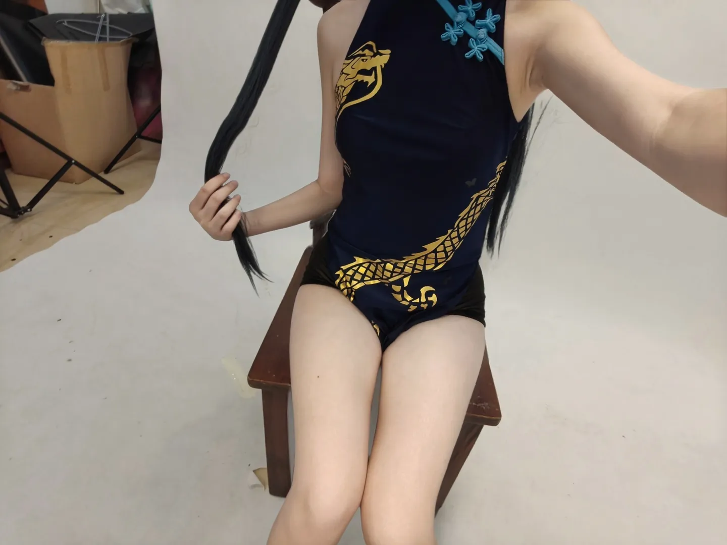 【龙华妃咲cos】碧蓝档案 黑色龙纹旗袍造型展示 - 第 3 张