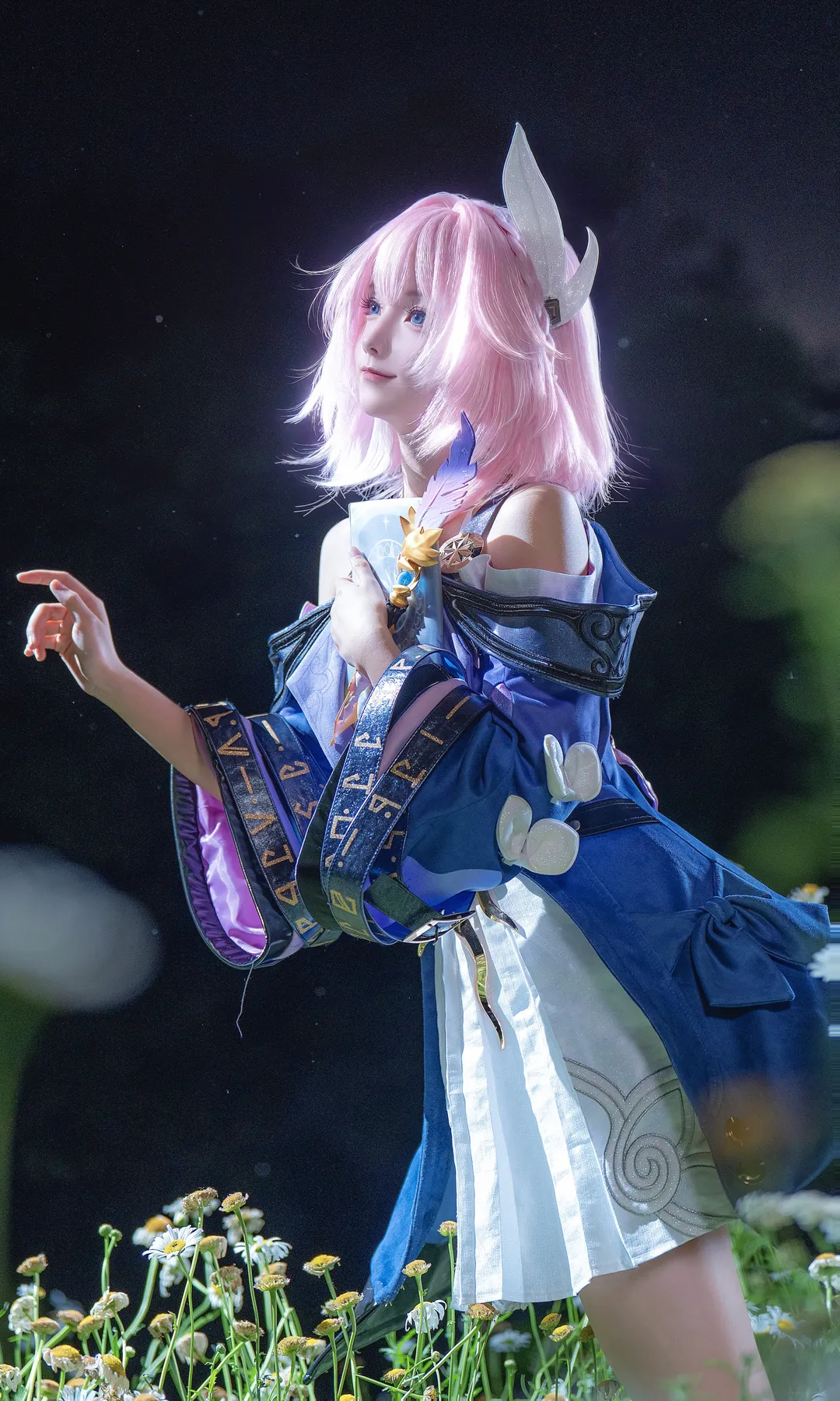 【小昔涟cos】夜晚的雏菊花丛与魔法书页 - 第 6 张