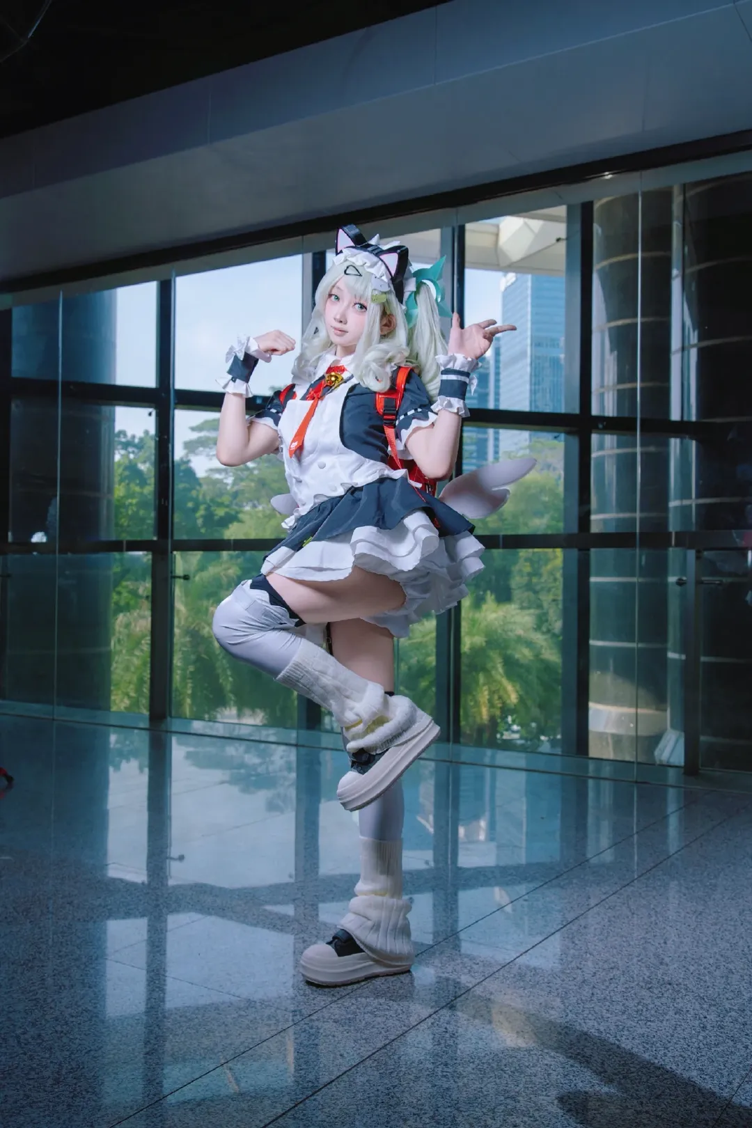 【千夏cos】绝区零的猫耳女仆，玻璃幕墙下的跃动瞬间 - 第 1 张