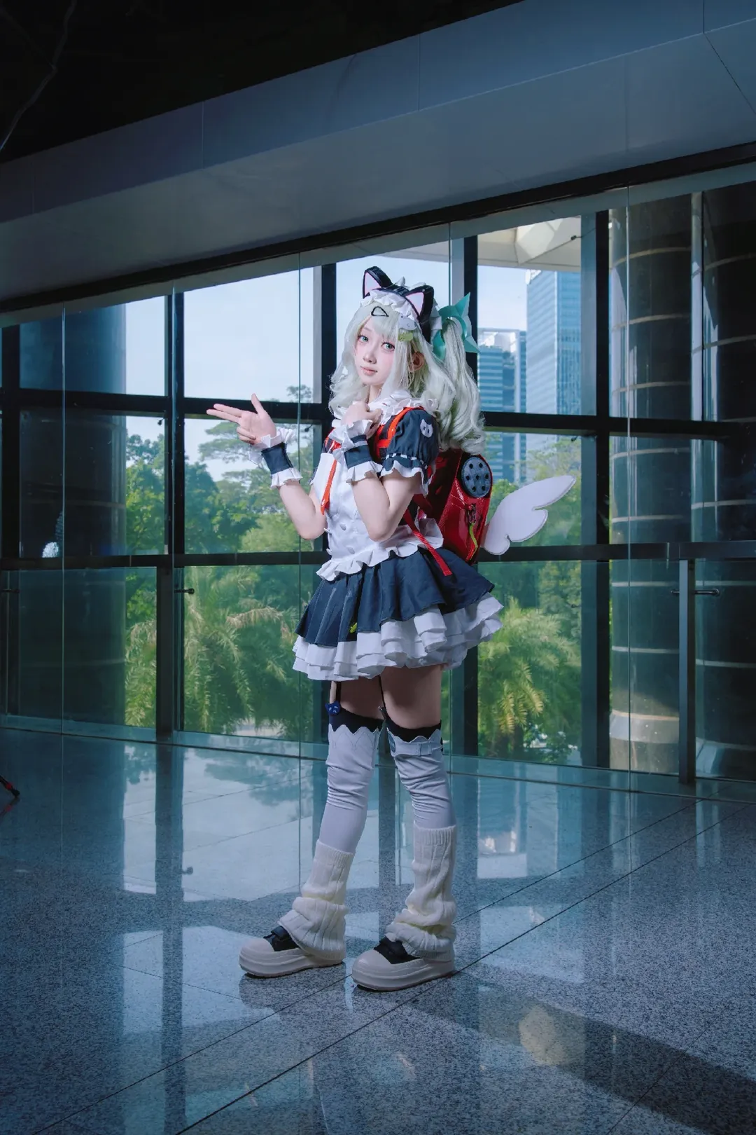 【千夏cos】绝区零的猫耳女仆，玻璃幕墙下的跃动瞬间 - 第 10 张
