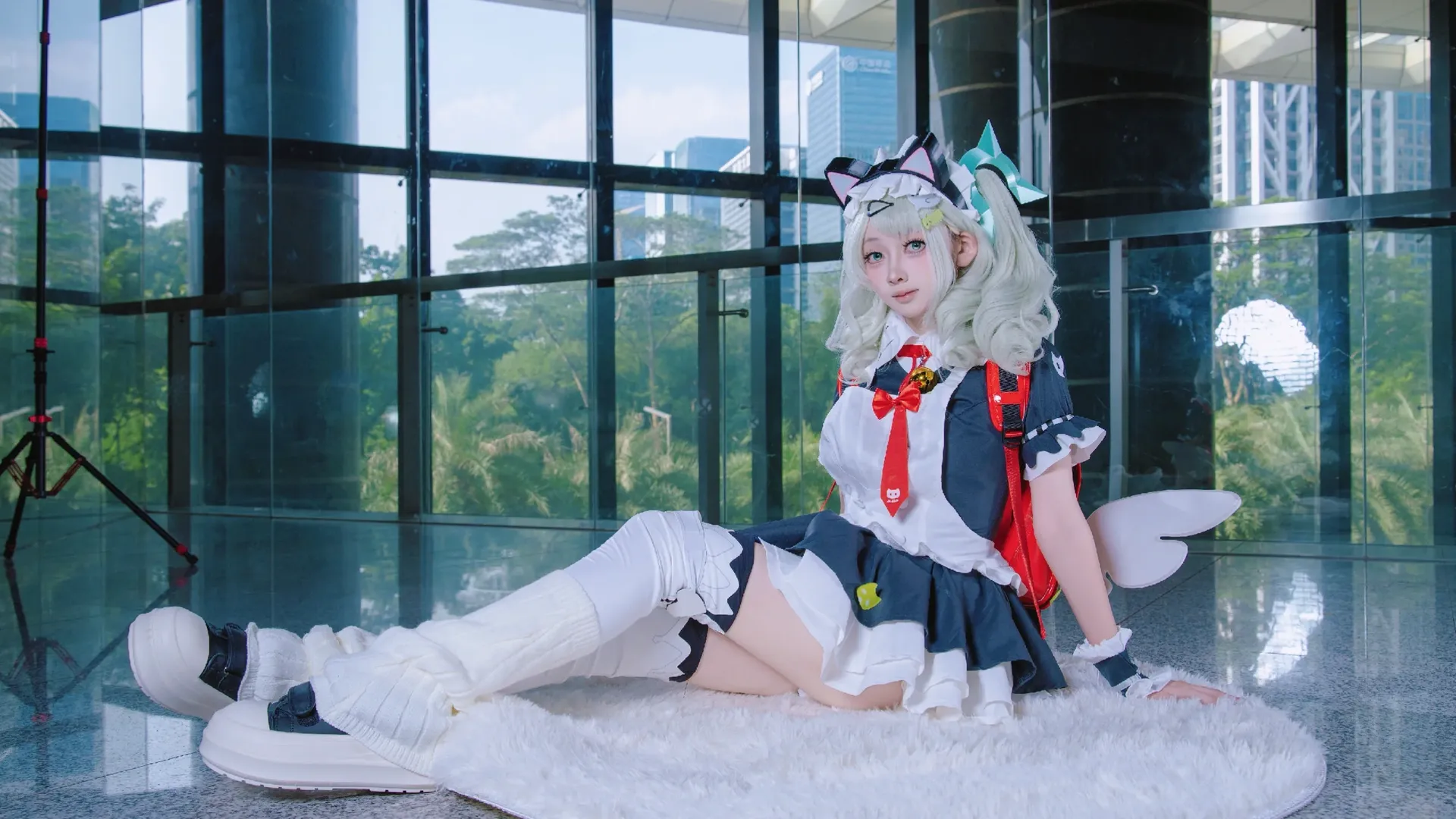 【千夏cos】绝区零的猫耳女仆，玻璃幕墙下的跃动瞬间 - 第 11 张