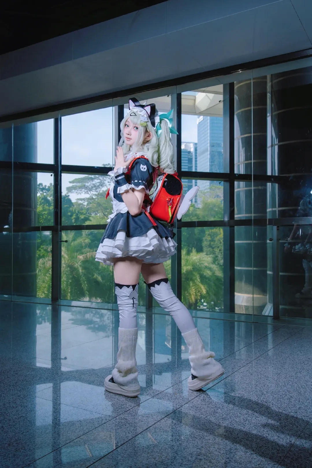 【千夏cos】绝区零的猫耳女仆，玻璃幕墙下的跃动瞬间 - 第 12 张