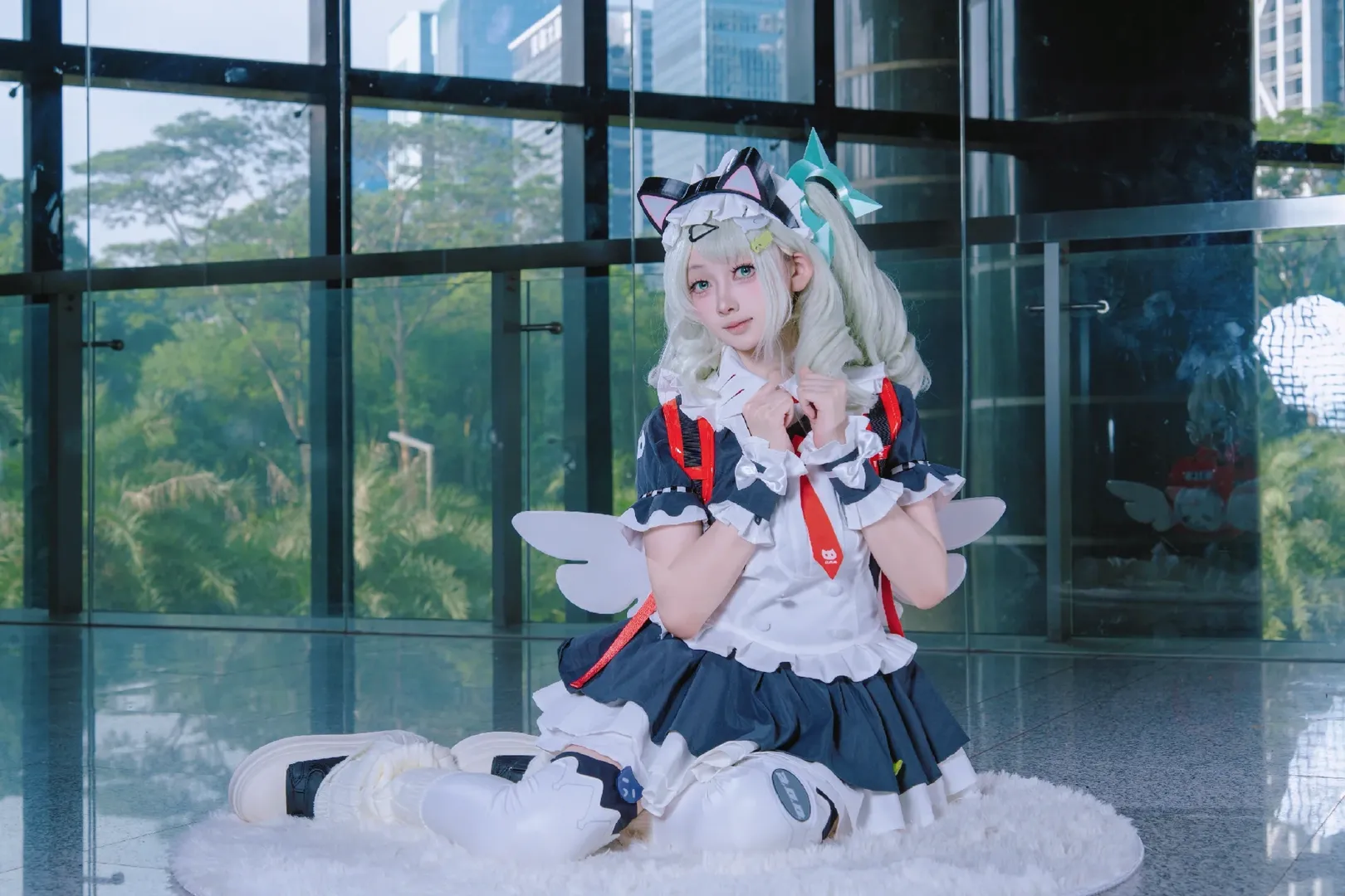 【千夏cos】绝区零的猫耳女仆，玻璃幕墙下的跃动瞬间 - 第 15 张
