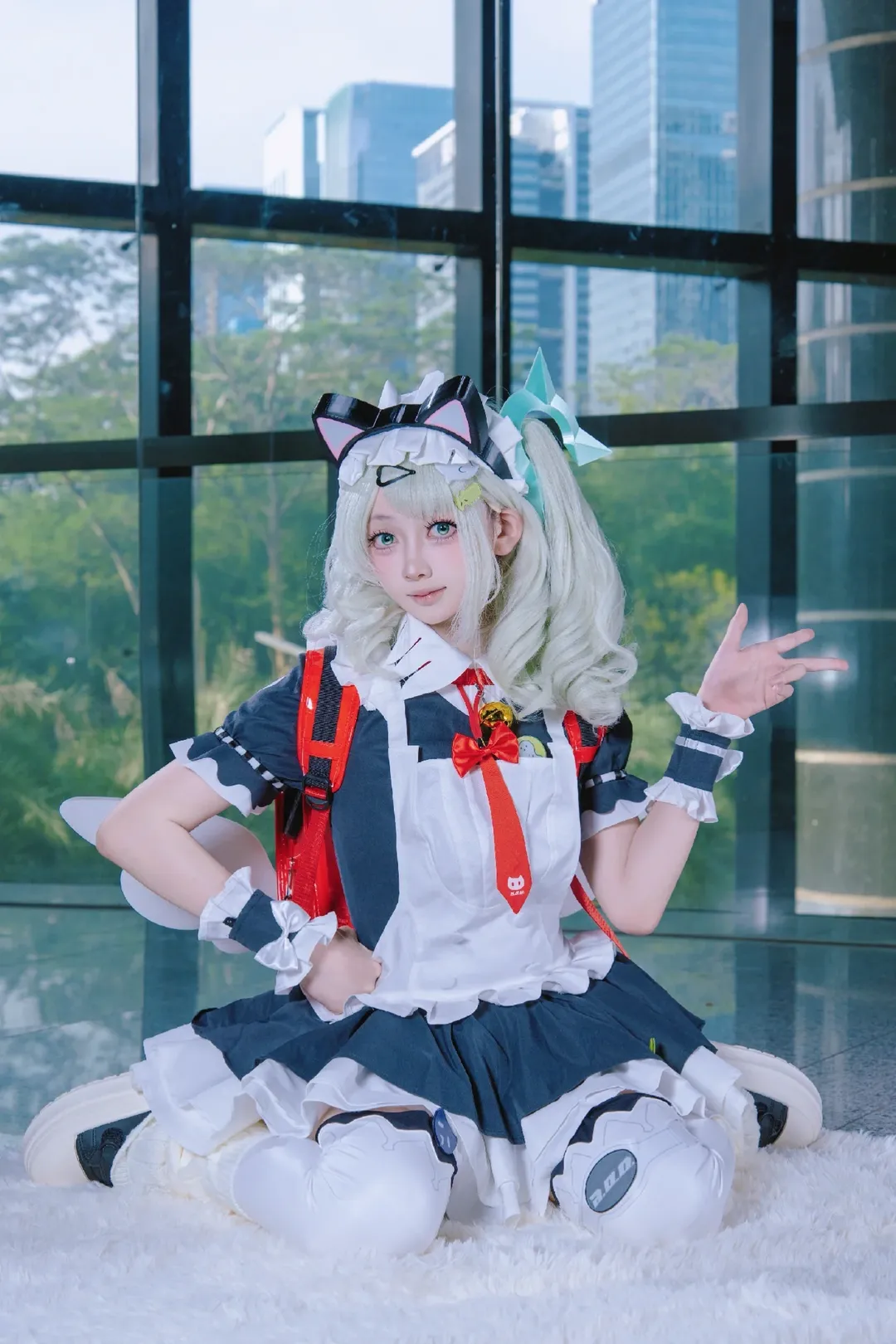 【千夏cos】绝区零的猫耳女仆，玻璃幕墙下的跃动瞬间 - 第 16 张