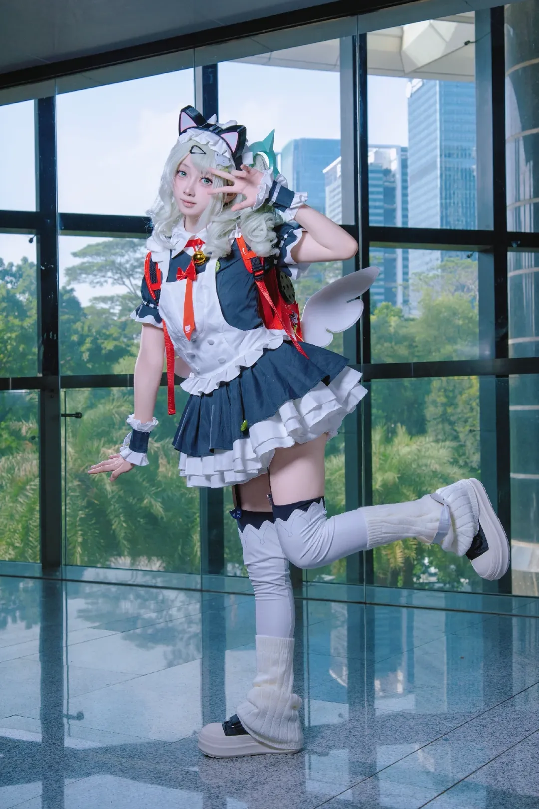 【千夏cos】绝区零的猫耳女仆，玻璃幕墙下的跃动瞬间 - 第 2 张