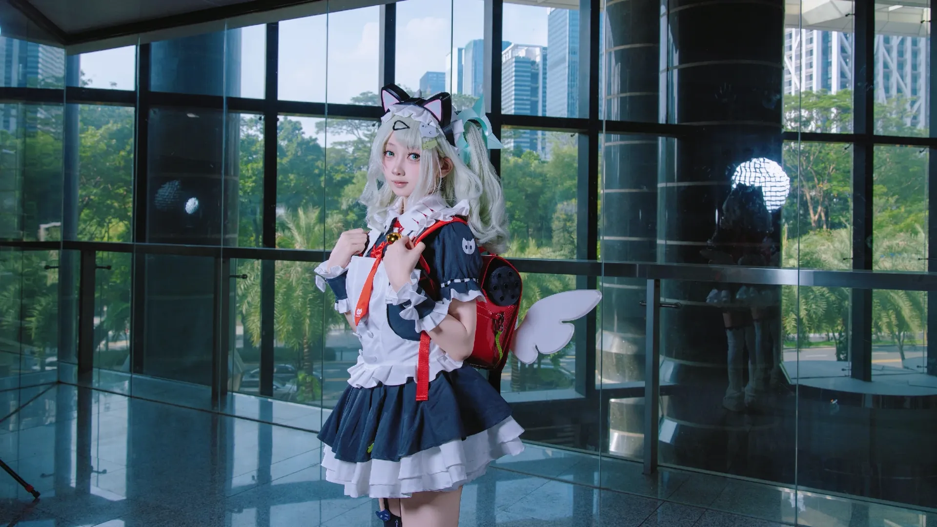 【千夏cos】绝区零的猫耳女仆，玻璃幕墙下的跃动瞬间 - 第 3 张