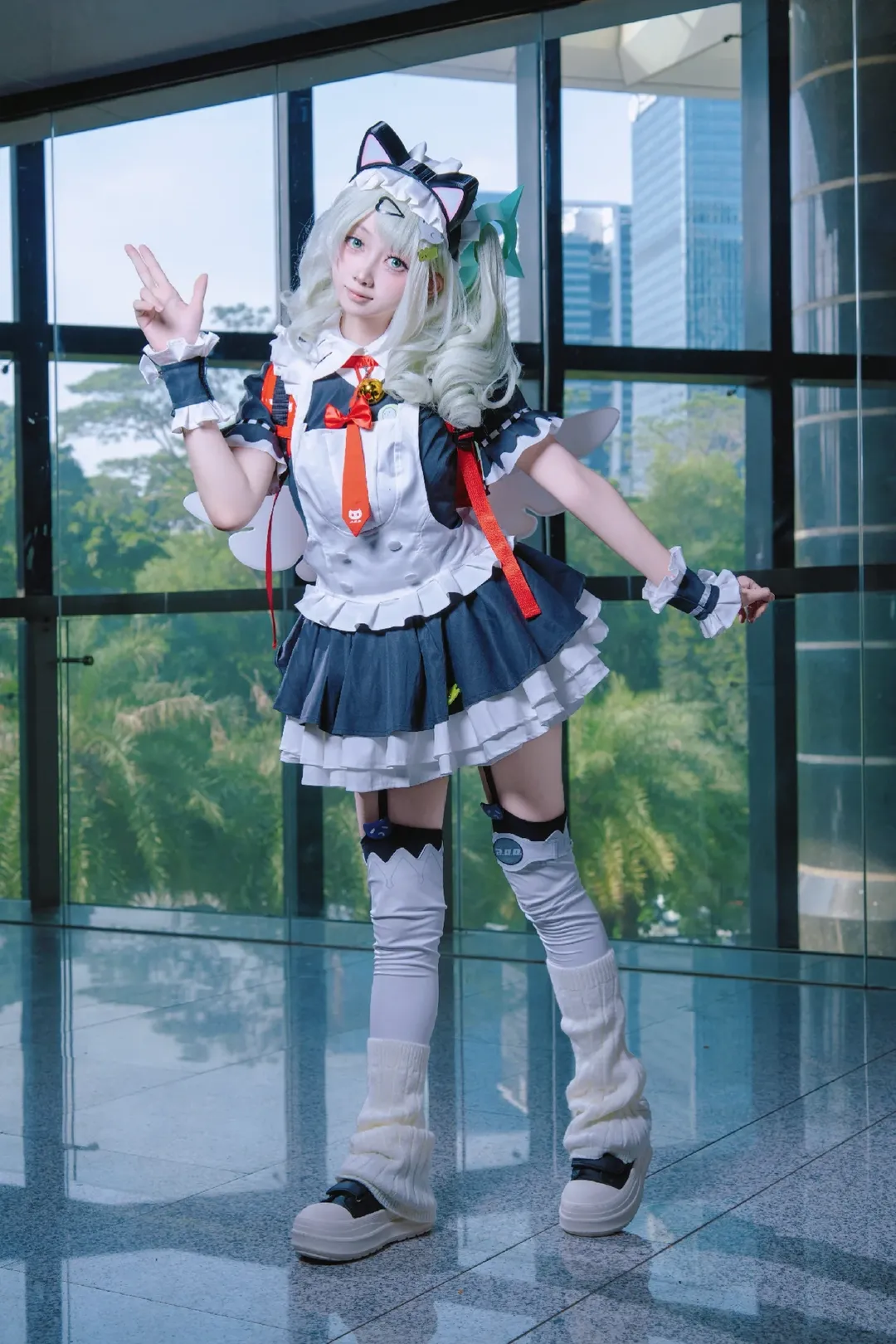 【千夏cos】绝区零的猫耳女仆，玻璃幕墙下的跃动瞬间 - 第 6 张